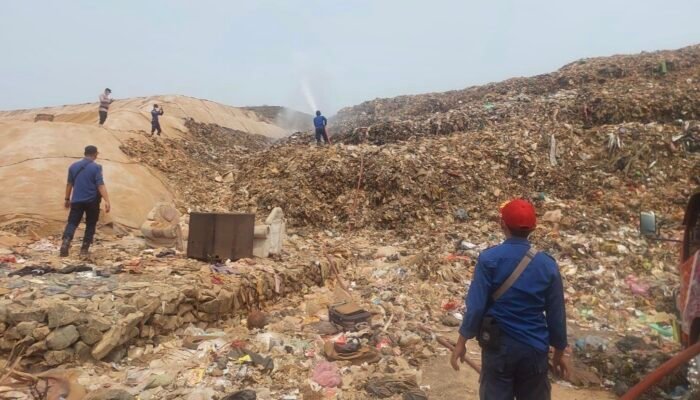 Cegah Tumpukan Sampah Terbakar, TPA Jatiwaringin Disiram