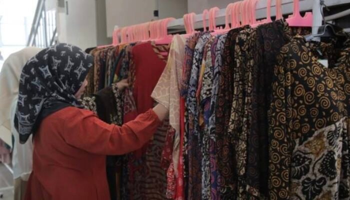 Pasar Anyar Tangerang: Belanja, Lapar, dan Kereta yang Melintas