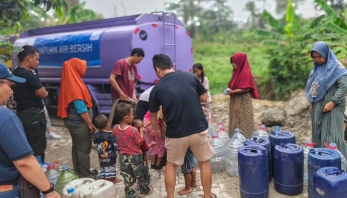 Kemarau Panjang, Aetra Tangerang Salurkan Air Bersih untuk Warga Balaraja