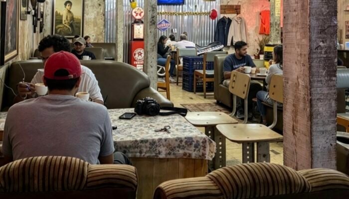 Di Surabaya: Ketika Rumah, Garasi, dan Teras Berubah Menjadi Kedai Kopi