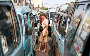 Penataan Jalan Kiasnawi Kota Tangerang, Penumpang KRL Menanti Trotoar