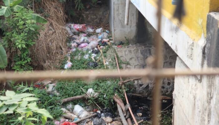 Ketika Kali Mengering dan Sampah Mengonggok Menunggu Hujan