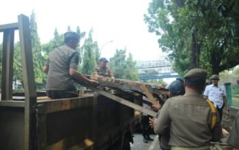 Trotoar Kebon Nanas Jadi Lapak, Satpol PP Kota Tangerang Turun Tangan