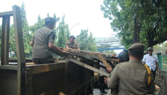Trotoar Kebon Nanas Jadi Lapak, Satpol PP Kota Tangerang Turun Tangan