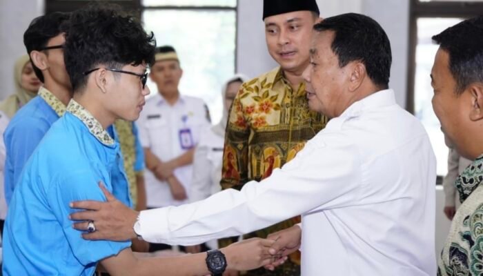 Bupati Tangerang Lepas Tujuh Siswa Kurang Mampu Kuliah ke Tiongkok