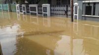 Tanggul Kali Angke di Pinang Griya Kota Tangerang Jebol