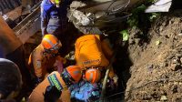 Tim SAR Mencari Empat Korban Tertimbun Tanah Lonsor di Kota Bogor