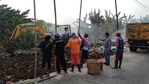 Top Markotop! Sampah di Area Makam Salak Balaraja Digempur