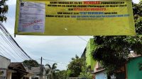Kades Pecat Ketua RT dan RW Sepihak, Warga Bentangkan Spanduk Penolakan