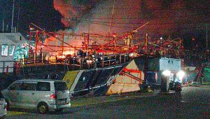 Kapal Cumi di Pelabuhan Muara Baru Terbakar