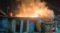 Waduh! Kebakaran Hebat Ludeskan Empat Kios di Ciracas