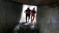 Pengendara Motor Terjatuh di Selokan, Hilang Terbawa Arus