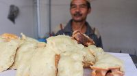 Ups! Ada Kue Pancong Legendaris di Pasar Korelet Panongan!