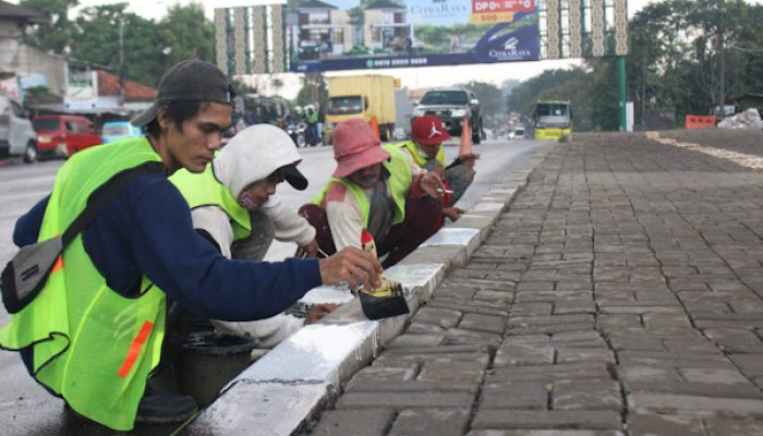 Pengecatan Kanstin Trotoar di Proyek Pelebaran Jalan Bitung