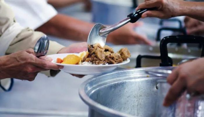 Wowok dan Warga Taman Raya Bagikan 300 Porsi Nasi Tiap Jumat