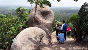 Batu Kawin di Atas Bukit Batu Tumpang Lampung Tengah?