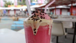 Minuman Unik ‘Red Devil Float’ di Food Court Mardi Gras