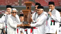 Top! Reto Marsudi Dapat Penghargaan Replika Mimbar Masjid Al-Aqsha