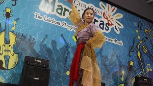 Bajidor Kahot Hibur Pengunjung Food Court Mardi Gras Citra Raya